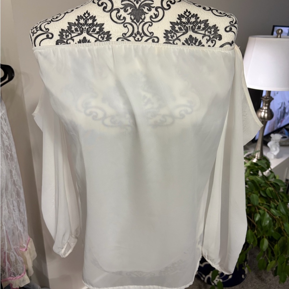 RACHEL KATE⭐️- White Off-Shoulder Blouse 4 For $25